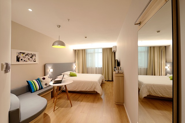 skříň v hotelu